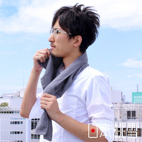 灰色的運動綁頭毛巾，材質為細緻的毛巾布，具有良好的吸水性。