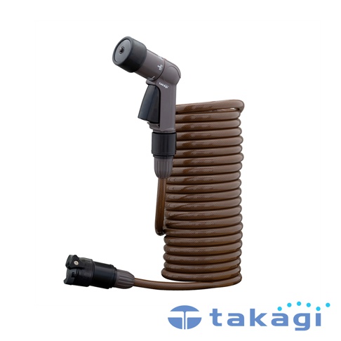 棕色螺旋狀塑膠水管，搭配灰色和黑色手持式噴水槍，以及黑色接頭。