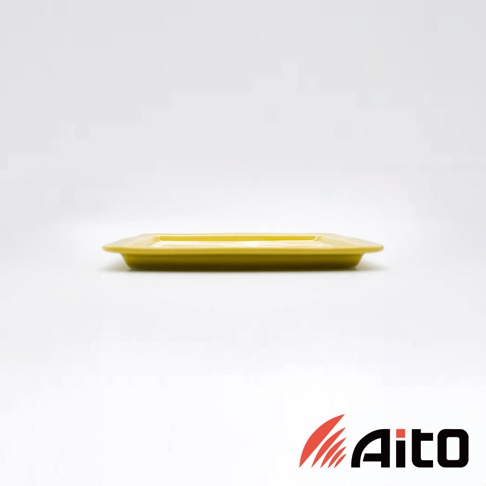ITSUMO 美濃燒素釉吐司酥脆專用盤，淺黃色，方形，陶瓷材質，邊緣有細微的弧度，呈現簡約的日式風格。