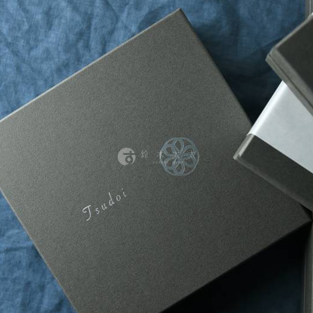 Tsudoi 赤飴釉美濃燒圓盤，深灰色禮盒，印有日文及英文品牌名稱，以及花紋圖案。