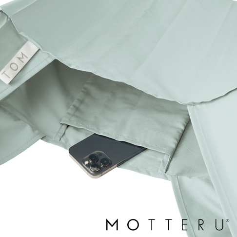 淺綠色的大容量摺疊環保隨行袋，由輕巧的尼龍材質製成，袋身設有內袋，展示其中一個內袋放置了一支深色手機。袋子邊緣有「TOM」字樣的織標。