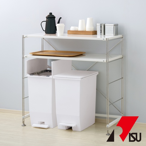 SOLOW 踩踏對開分類垃圾桶，兩色可選，共 45L 容量。白色塑膠桶身，設有腳踏板，可分類投放垃圾。置於白色層架下方，層架上擺放有黑色水壺、白色紙杯、木質托盤及金屬罐。