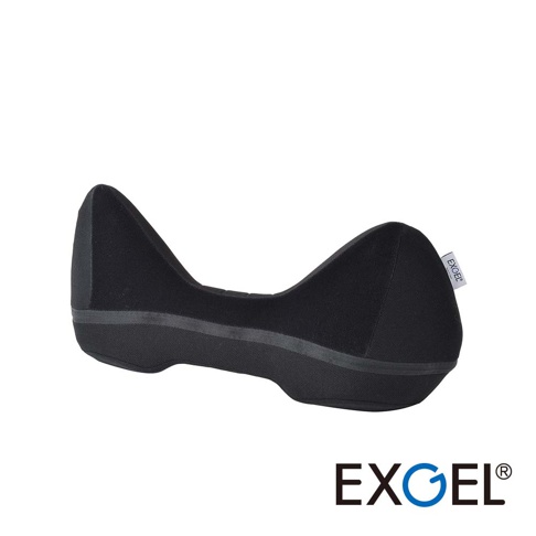 黑色織物材質的汽車用腰墊，設計成符合人體工學的曲線，提供腰部支撐，側邊有 EXGEL 品牌標籤。