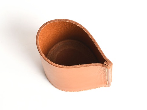 淺棕色皮革筆筒，以手工縫線固定，簡約設計，展現皮革自然紋理。