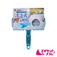 淺藍色免耗材抗菌棉被除塵刷，帶有可折疊的長手柄，滾輪表面為灰白色織物材質，用於清潔床鋪和寢具。