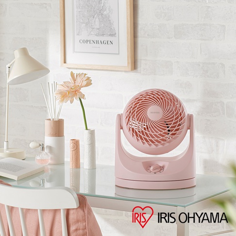 粉紅色PCF-MKM15 空氣循環扇，具有螺旋狀扇網和可調式底座，放置在玻璃桌面上。