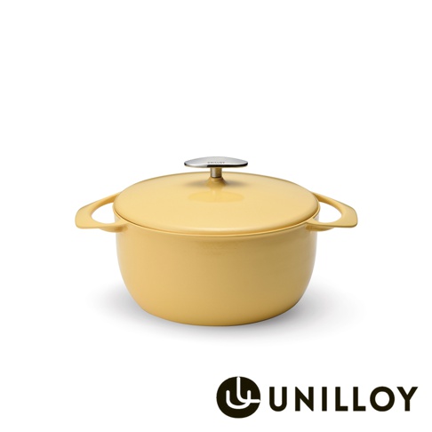 黃色琺瑯鑄鐵鍋，附有銀色鍋蓋把手，鍋身兩側有弧形提把，整體造型圓潤厚實。