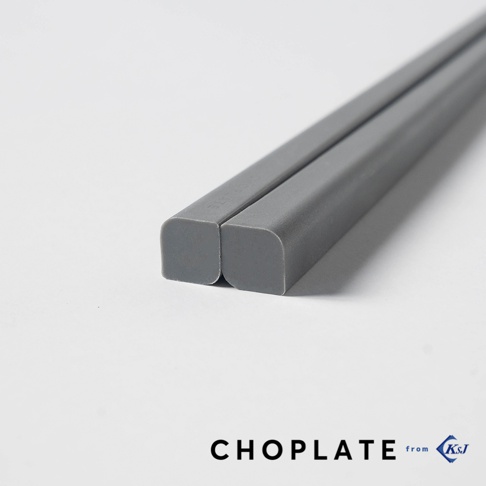 CHOPLATE 料理筷，採用光滑的灰色材質，以近乎平行的視角拍攝，近端有圓潤的切角。