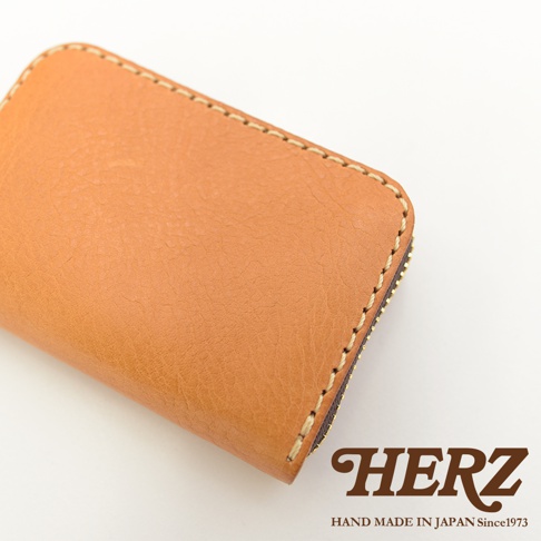 職人手作皮革收納錢包，淺棕色皮革，縫線細緻，搭配金色拉鍊。