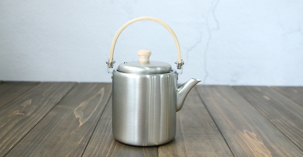 一個霧面不鏽鋼直筒茶壺，容量400ml，配有木質提把和木質壺蓋旋鈕，茶壺本體呈現銀色金屬光澤，壺嘴短而尖，整體造型簡約。