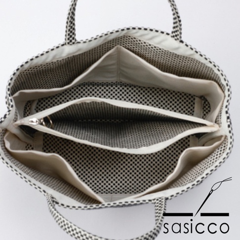 三河木綿刺子織托特包，黑色與白色格紋，內部有多個隔層和拉鍊口袋，內襯為黑色圓點圖案。