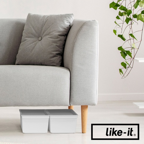 兩個白色窄型收納盒蓋，置於灰色沙發下方，盒蓋為淺灰色。