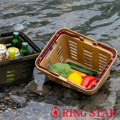 兩個 Starke-R 超級迷你籃，一個為深棕色，裝有啤酒罐和瓶子；另一個為淺棕色，裝有花椰菜、黃椒、紅椒、胡蘿蔔和櫛瓜。兩個籃子都置於水邊的鵝卵石上。