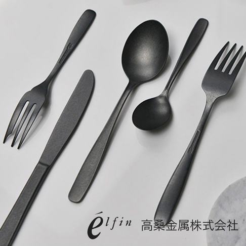 五件式黑色金屬餐具，包含兩支叉子、一支餐刀、兩支湯匙，呈現霧面質感。