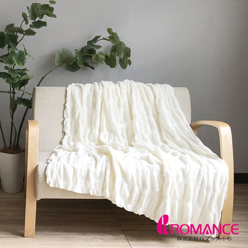 Aurora奶霜泡泡柔彈四季毯，白色，輕柔蓬鬆的奶霜質感，呈現細緻的泡泡紋理，覆蓋在淺色沙發上，營造溫馨居家氛圍。