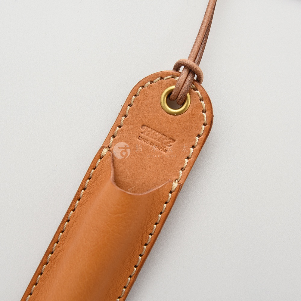 職人手作皮革掛繩筆套，駝色，上面壓印有HERZ MADE IN JAPAN SUZUKI SHOP字樣