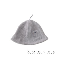 灰色毛巾材質的桑拿帽，帽沿有口袋設計，並以藍色鈕扣固定，頂部有細繩。