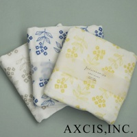 三條純棉花草紗布大拭巾，分別印有黃色、藍色及灰色花草圖案，質地柔軟，適合嬰幼兒使用。
