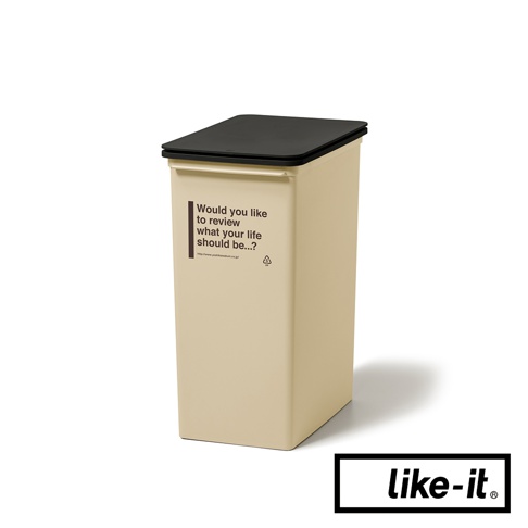 卡其色掀蓋式高版垃圾桶，附黑色頂蓋，垃圾桶側面印有英文文字與網址，底部有回收標誌。