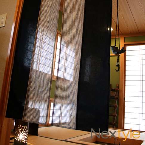 日製手作鎌倉禪風四開式門簾，由兩片淺色細條紋布簾和兩片深黑色布簾組成，整體呈現日式簡約風格，布料應為棉麻混紡，質感自然。