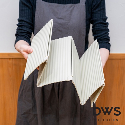 bws SELECTION 廚房IH專用防油污六片式摺疊隔板，以淺色調展示，採 M 字型圍設，適用於IH爐。