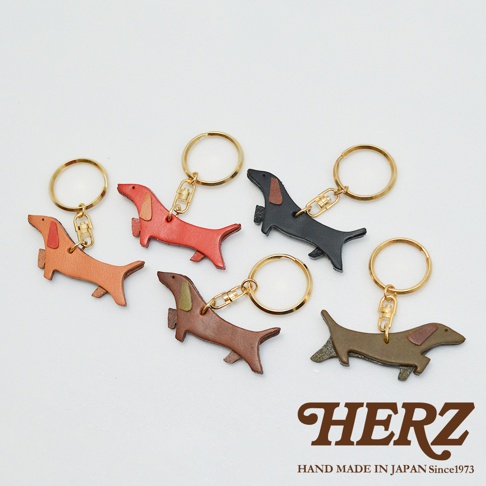 皮革狗狗造型鑰匙圈，共有橘棕、紅色、黑色、咖啡色、橄欖綠五種顏色，每個鑰匙圈都以皮革手工製作，並配有金色鑰匙環。