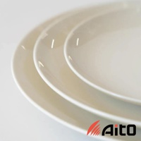 Aito 品牌簡約素雅質感的圓形餐盤堆疊畫面