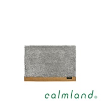 Ward Robe S 尺寸玄關地墊，灰白色長毛絨材質，底部為棕色皮革邊飾。