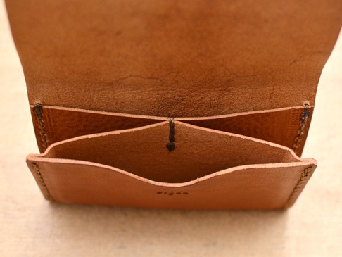 職人手作皮革Organ薄型名片短夾，採用天然棕色皮革製作，內有兩個分隔層，設計簡約實用。