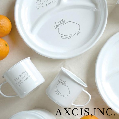 白色琺瑯馬克杯，杯身印有簡約線條貓咪圖案，一旁另有寫有英文文字的同款馬克杯。