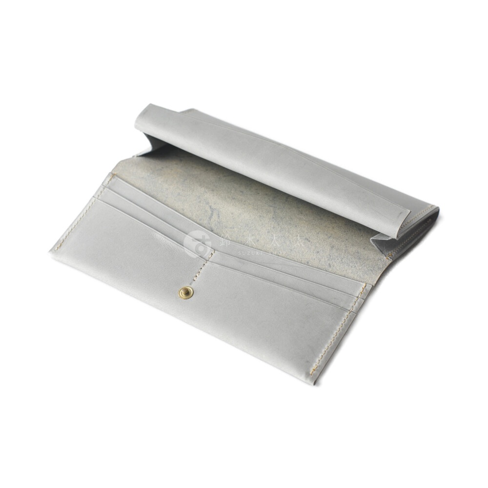 北海道KASANE職人手作義大利Sibilla皮革長夾，淺灰色，展開狀態，內部有卡槽和金屬鈕扣