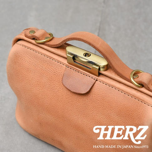 日本HERZ職人手作皮革Organ鎖孔式大開口肩背包，細膩紋理的淺棕色皮革，搭配復古黃銅色金屬鎖扣和手提把。