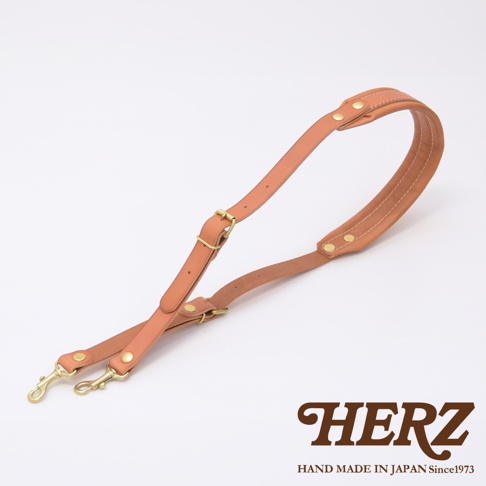 職人手作皮革加厚減壓肩背帶，淺棕色皮革，附有黃銅色金屬扣環及調節帶，適合搭配各式包款。