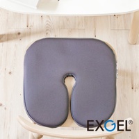 THE OWL Standard U貓頭鷹U字型坐墊，採用灰色布料製成，坐墊中央有U型開口，邊緣為淺木色滾邊，放置於木質椅子上。