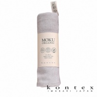 MOKU ORGANIC 有機棉食材染料長毛巾，呈淺灰色，材質為 100% 有機棉，尺寸為 33 x 180 公分，於今治生產。
