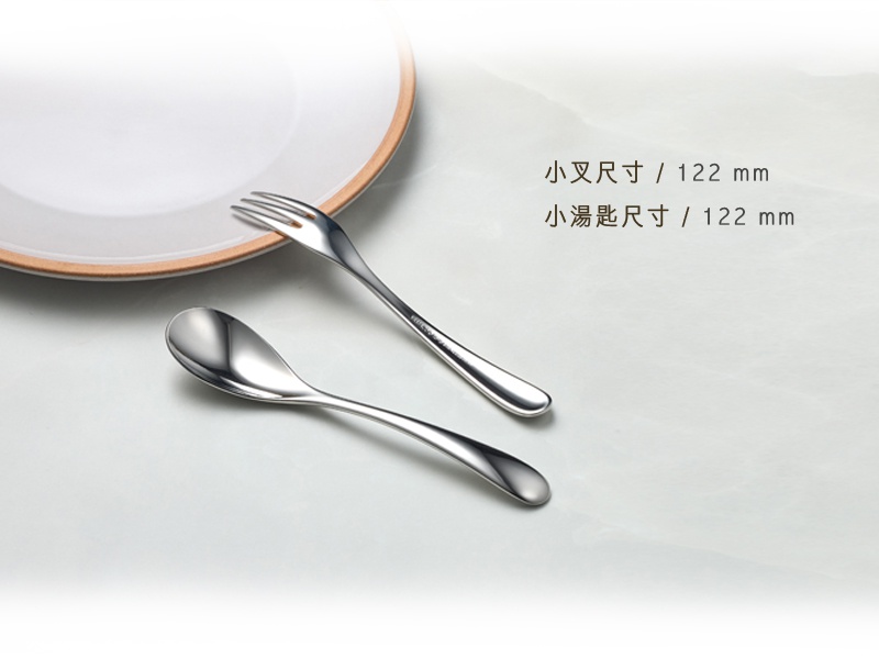一組不鏽鋼點心匙和叉子，旁邊有一個白色餐盤，上面印有尺寸資訊。