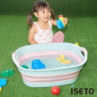 可折疊伸縮浴盆，採用粉藍、粉紅和淺藍色分層設計，盆內裝有水及藍色汽車、黃色潛水艇、綠色圓球等戲水玩具。