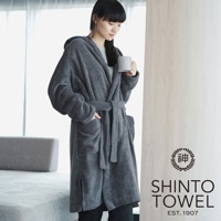 一名女子身穿一件深灰色連帽浴袍，腰間繫有同材質的腰帶，浴袍上有兩個口袋。