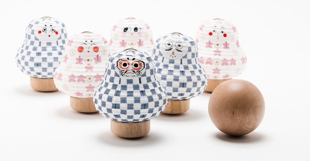 六個達摩不倒翁迷你裝飾提燈，有藍白格紋、粉色櫻花圖案，以及臉部表情各異。提燈底部為木質圓形座，右側另有一顆木質圓球。