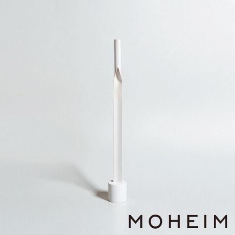 白色鞋拔，由圓柱形底座支撐的長條形主體，頂部有扭轉設計，材質可能為金屬或塑膠。