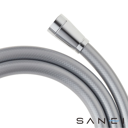 這是一條三榮品牌銀灰色調的蓮蓬頭軟管，管身呈現滑順的質感並呈現環狀盤繞，頂端連接處為金屬亮面材質的接頭，整體造型簡約俐落。