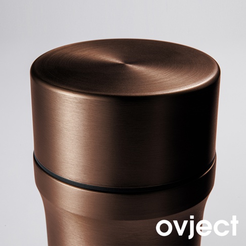 銅色金屬三用保溫瓶，瓶蓋為圓頂狀，帶有髮絲紋理。