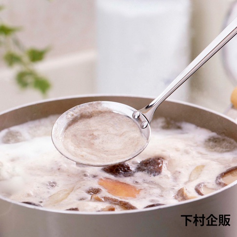 不鏽鋼材質的火鍋雜質濾網匙，銀色，勺頭內盛有湯水和細小的雜質，湯鍋中可見香菇、薑片等食材。