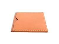 淺棕色皮革製成的職人手作存摺文件收納夾，邊緣有細緻的縫線，側邊有一個V形開口設計，方便拿取文件。