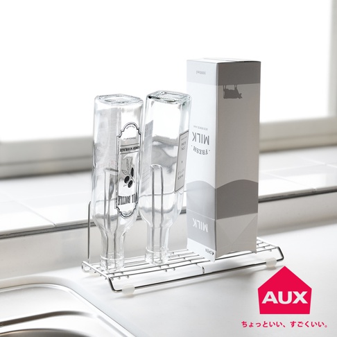 不鏽鋼瓶壺瀝水架，可放置兩個玻璃瓶，架子為銀色不鏽鋼材質，設計簡約，適合廚房檯面使用。