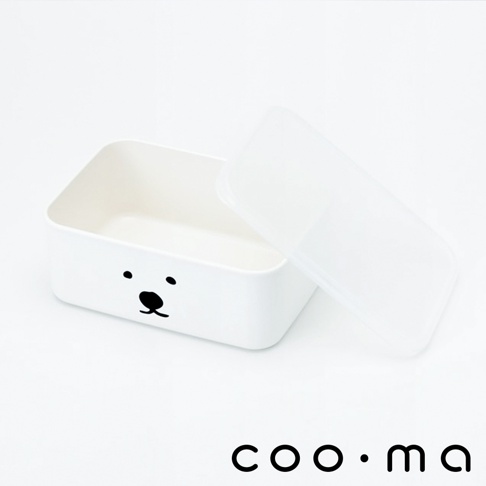 白色輕巧便當盒，盒蓋部分開啟，盒身正面印有黑色的熊臉圖案，材質為塑膠。