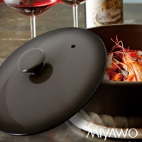 IH系列7號陶土湯鍋，漸層可可黑，鍋蓋傾斜，露出鍋內燉煮的鮮蝦料理。