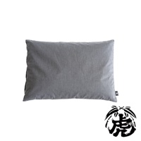 灰色布面長方形竹炭枕，表面有細緻紋理，右下角有黑色虎形圖案標誌。