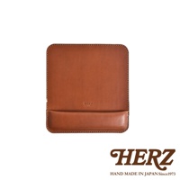 職人手作皮革滑鼠墊 KZ-2，採用棕色皮革製成，表面壓印有品牌標誌。滑鼠墊設計有加厚的腕靠，邊緣車縫線整齊。