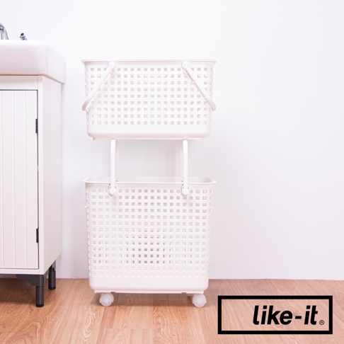 白色塑膠製夾縫疊疊洗衣提籃，有提把，底部有滾輪，可堆疊收納。